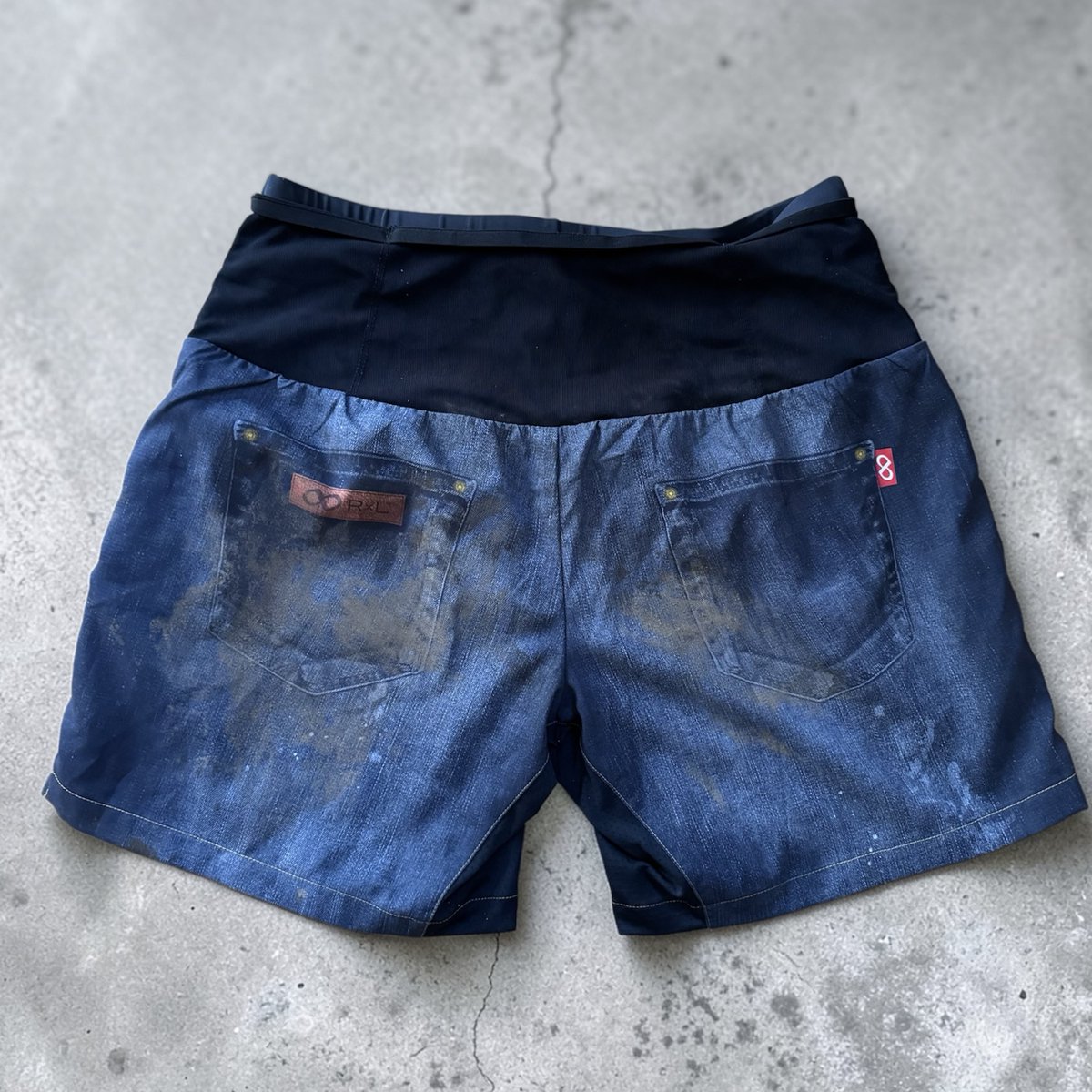 トレイルやロングランにおすすめ！
WILD DRY DENIM パワーメッシュ６Pパンツ

ウエスト部のパワーメッシュポケットが荷物の揺れを軽減。背面にはスマートフォンも収納できます。