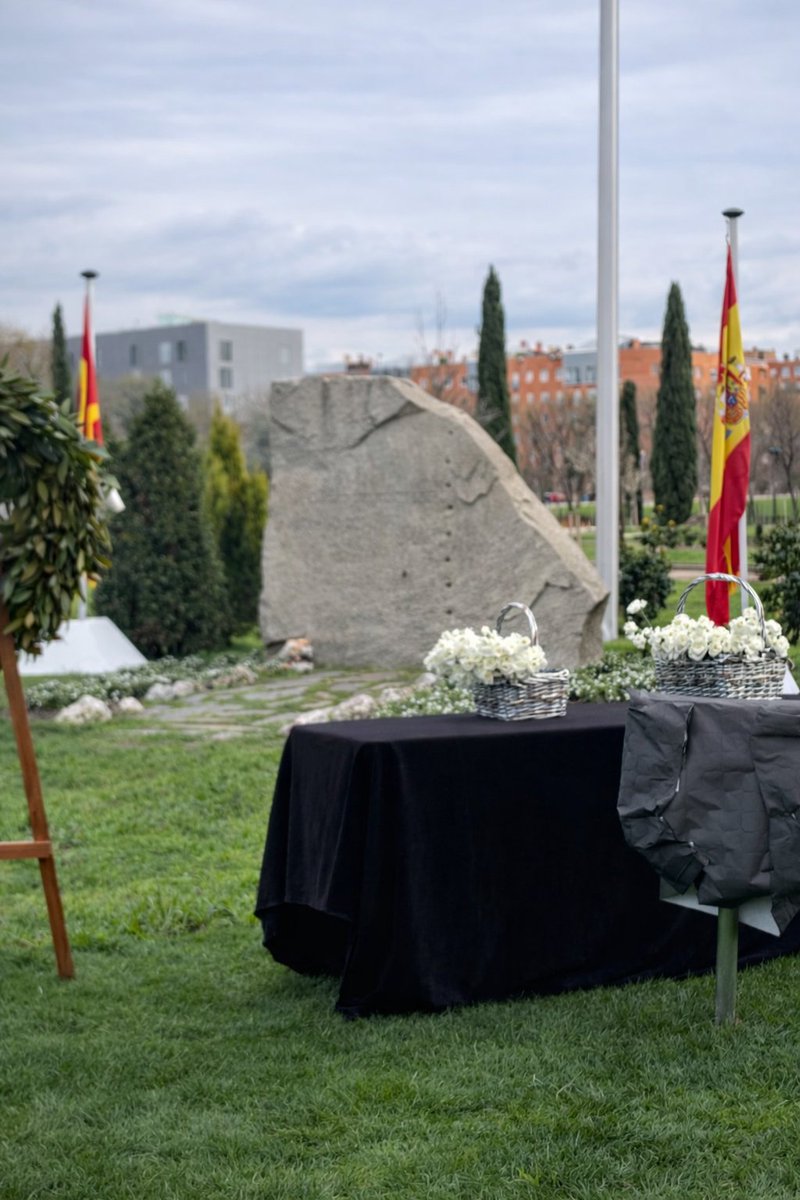Aunque el <a href="/AytoMostoles/">Ayuntamiento de Móstoles</a> no lo programó a la hora más adecuada, 17:00h, para favorecer la asistencia de los vecinos, MxF no podía faltar al acto homenaje a las víctimas del 11M. Siempre en el recuerdo de todos los mostoleños.
✅ Sr <a href="/mbautista_pp/">Manuel Bautista</a>, no olvide que es un homenaje del