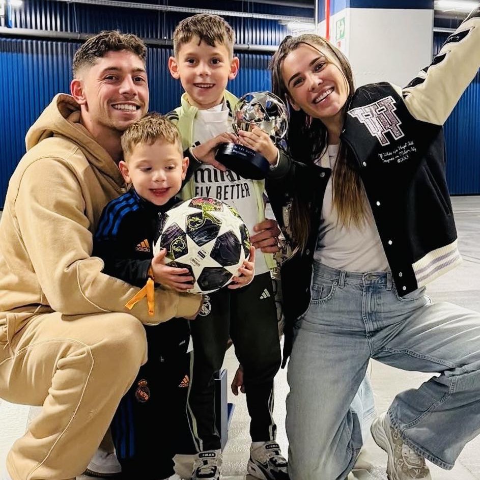 🚨𝗩𝗔𝗟𝗩𝗘𝗥𝗗𝗘 𝗣𝗔𝗥𝗧𝗔𝗚𝗘 𝗖𝗘 𝗠𝗢𝗠𝗘𝗡𝗧 𝗔𝗩𝗘𝗖 𝗦𝗔 𝗙𝗔𝗠𝗜𝗟𝗟𝗘 🤍

Après son 𝗧𝗥𝗜𝗣𝗟𝗘́, Fede Valverde a posé avec sa famille et leur a offert 𝗟𝗘 𝗕𝗔𝗟𝗟𝗢𝗡 𝗗𝗨 𝗠𝗔𝗧𝗖𝗛 ainsi que son 𝗧𝗥𝗢𝗣𝗛𝗘́𝗘 𝗗’𝗛𝗢𝗠𝗠𝗘 𝗗𝗨 𝗠𝗔𝗧𝗖𝗛.🏆