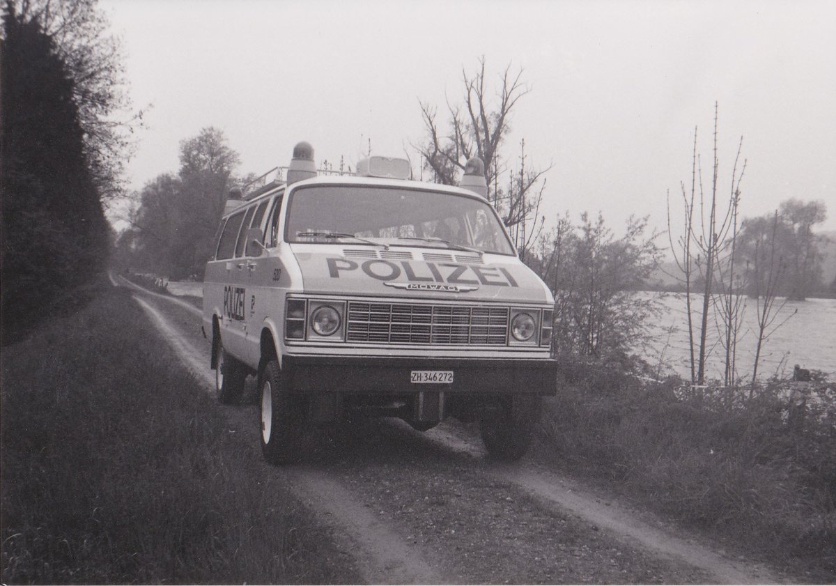 KapoZuerich's tweet photo. #kapogestern: Patrouillenfahrt des Verkehrszugs Hinwil 1981 in Altikon beim Hochwasser der Thur mit dem Mowag-Mehrzweckfahrzeug 4x4 auf Dodge W200 Power Wagon Basis. https://t.co/tQGJbA7GfD