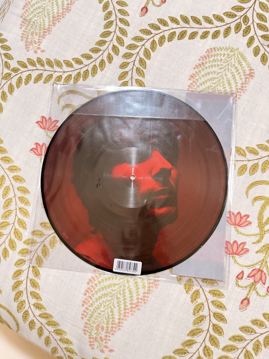 🚨indian louies only!!!🚨

i have this spare FITF face vinyl which i want to giveaway, but this is only open to indian louies so please don’t enter if you don’t reside in india 😭if you are interested please you just have to retweet and the giveaway will open till this weekend!!
