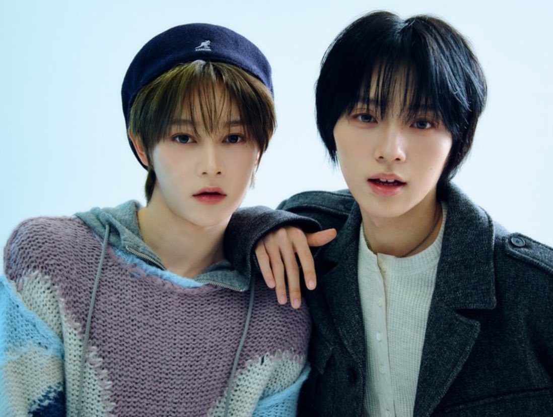 lm3y10's tweet photo. AR 매거진 인터뷰 #베이온 #펑진위 

(번역/의•오역o)

Q.「 'BOYS II PLANET' 촬영 당시와 비교했을 때 가장 크게 변한 부분과 새로운 모습을 보여주기 위해 가장 중요하게 생각하는 것이 있나요?

A. 제가 가장 크게 변했다고 생각한 점은 “BOYS II PLANET”을 통해 모든 일에 책임감을 많이 느끼게 된 점입니다.

또한, 현재의 활동도 전보다 더 큰 열정을 가지고 임하려고 생각했습니다. 그리고 팬 여러분에 대한 애정이 더욱 깊어지면서, 누군가에게 동경이 될 수 있는 사람이 되고 싶습니다.

구체적으로는, 항상 자기 반성을 게을리하지 않고, 제 자신을 갈고닦고 싶습니다!

저는 앞으로 아이돌로서 어떻게 되어야 할지, 그런 길이 보이고 있는 것 같은 느낌이에요.

그렇기 때문에, 활동과 관련된 모든 일에 대해 지금 할 수 있는 모든 노력을 아끼지 않는 것이 새로운 모습을 보여주기 위해 가장 중요하게 생각하는 것인 것 같아요.

예를 들어 최근에는 한국어를 포함한 각국의 언어를 매일 시간을 정해 공부하고, 반드시 목표를 달성할 수 있도록 공부하고 있습니다!

➖
Q. 근무일 아침 루틴과 휴일 루틴을 알려 주세요.

A. 일단, 저도 아침에 일어나면 일정을 확인합니다. 그리고 어제 있었던 일 중에서 반성해야 할 부분이 없는지 되돌아보고, 이를 개선하기 위해 오늘 어떻게 행동하면 좋을지 고민하면서 하루를 준비해요!

휴일에는 아침에 일어나면 좋아하는 음식을 먹습니다! 라멘이나 달콤한 케이크 등이 많습니다! 그 이후의 루틴이라면 메이크업을 하는 것이겠죠.

➖
Q. 두 분 모두 연습생 생활을 함께 해왔기 때문인지, 루틴도 똑같죠. 항상 곁에 있었기 때문에 서로의 매력이 무엇인지 알 수 있다고 생각하십니까?

A. 
SUN JIA YANG→PENG JIN YU (쑨지아양→펑진위)
매일 함께 시간을 보내고 있는데도 언제나 귀엽습니다. 어쨌든 계속 귀여워요. 그것이 가장 큰 매력이 아닐까요?

PENG JIN YU →SUN JIA YANG (펑진위→쑨지아양)
평소 성격은 정말 진지하지만, 한편으로는 장난스럽고 장난꾸러기 같은 ‘귀여운’ 면도 가지고 있어서… 그런 반전까지 다 포함해서 그의 매력이라고 생각해요!

➖
Q. 2025년을 한 마디로 표현한다면? 또, 2026년의 구체적인 목표는 무엇입니까?

A. 2025년은 “도전”도 많이 있었지만, 모든 것을 포함해 “행복한 한 해”였습니다. 2026년은 제 능력과 퍼포먼스를 더욱 향상시켜, 더 좋은 것을 보여드릴 수 있는 한 해가 되고 싶습니다.
더 많은 팬 여러분이 기뻐하실 수 있도록, 저의 아이돌 역량을 강화하면서 앞으로도 노력하고 싶습니다!