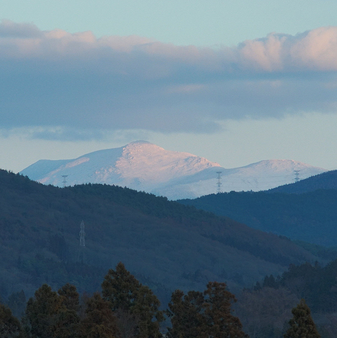 agehasensei's tweet photo. 早池峰山、ここ数日の寒波で又雪化粧しました。#私の好きな盛岡 #oldlens #nikon https://t.co/13gyvXTP9K