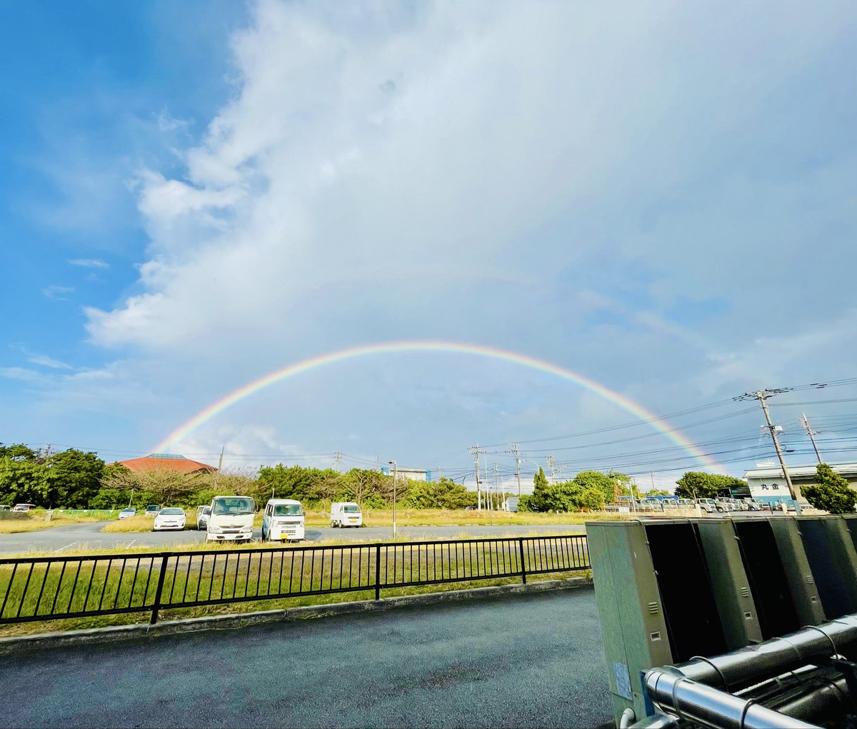 ABCRUX_okinawa's tweet photo. 虹🌈

雨だけど明るかったので外出たら虹🌈しかもダブル🌈😆✨

廊下で『虹出てますよー』って騒いで、他社の方も誘って見ました😆✨

沖縄の虹は、大きくて、ハッキリしてて、とてもキレイです！😌✨🌈
#ダブルレインボー https://t.co/dVtwCdR9AG