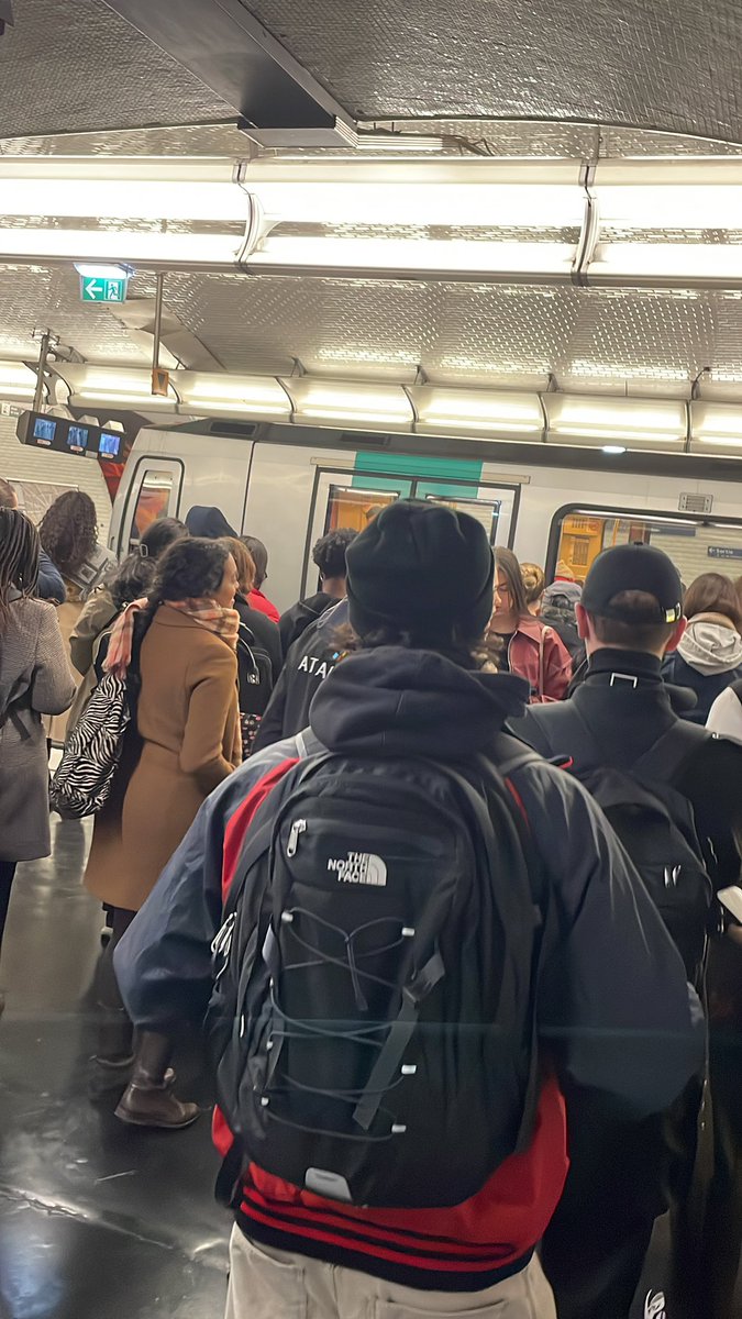 InspecteurPv's tweet photo. @Ligne9_RATP il se passe quoi à nation ? Aucune infos en gare ? Et quai blindé https://t.co/siwds1R5TN
