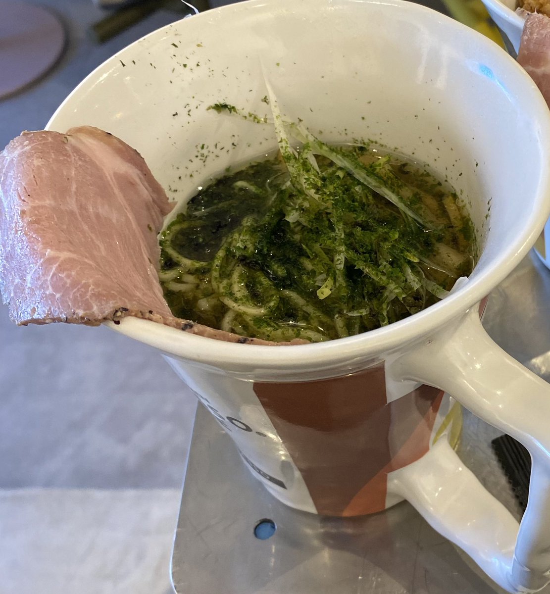 あ…ありのまま今起こった事を話すぜ！

「オサレなカフェに入ってカフェオレでもしばこうかと思ったらラーメンを食っていた」

な…何を言ってるのかわからねーと思うがおれも何をされたのかわからなかった…頭がどうにかなりそうだった…

あおさラーメンおいしかった🍜