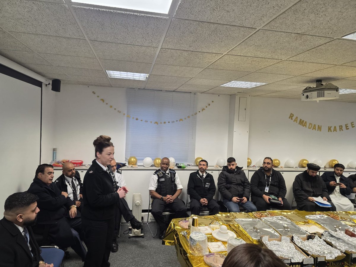 MPSSpecials's tweet photo. Good to attend an Iftar hosted by Superintendent Jackson this evening. Great to see Special Constable Mushtaq representing the North East Special Constabulary. Wishing everyone observing Ramadan a peaceful time as they break their fast. 🌙 https://t.co/8f8JaC6Ucc