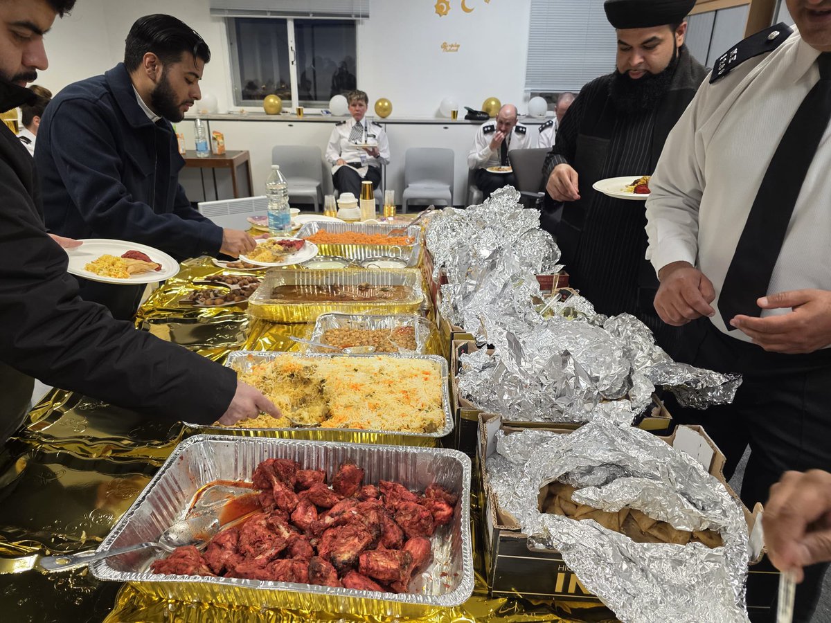 MPSSpecials's tweet photo. Good to attend an Iftar hosted by Superintendent Jackson this evening. Great to see Special Constable Mushtaq representing the North East Special Constabulary. Wishing everyone observing Ramadan a peaceful time as they break their fast. 🌙 https://t.co/8f8JaC6Ucc