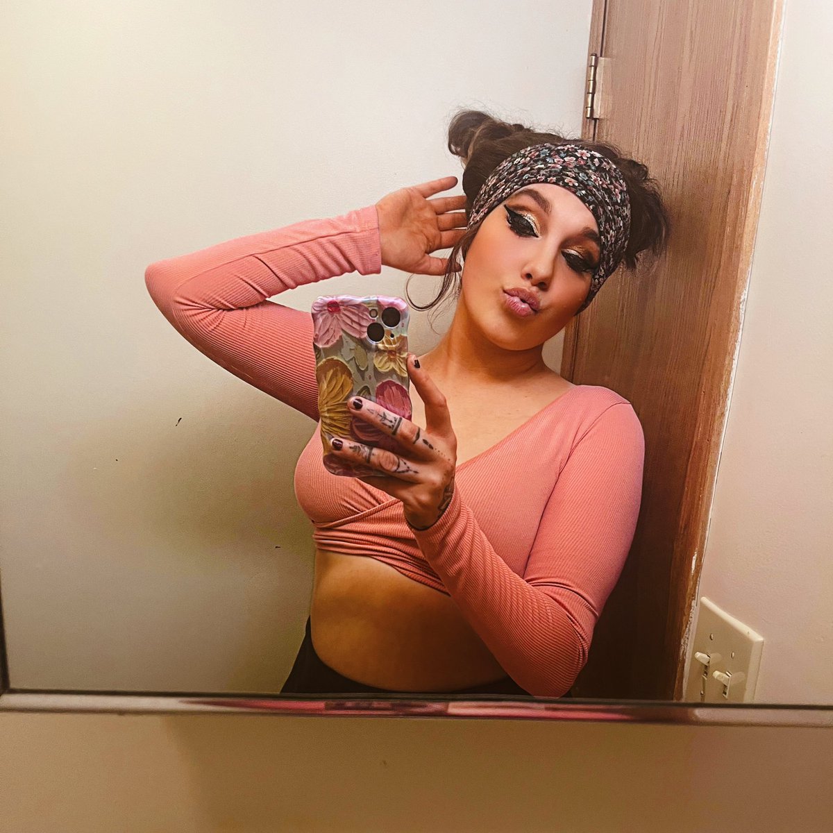 wanna come over and make a sex video? 🤫