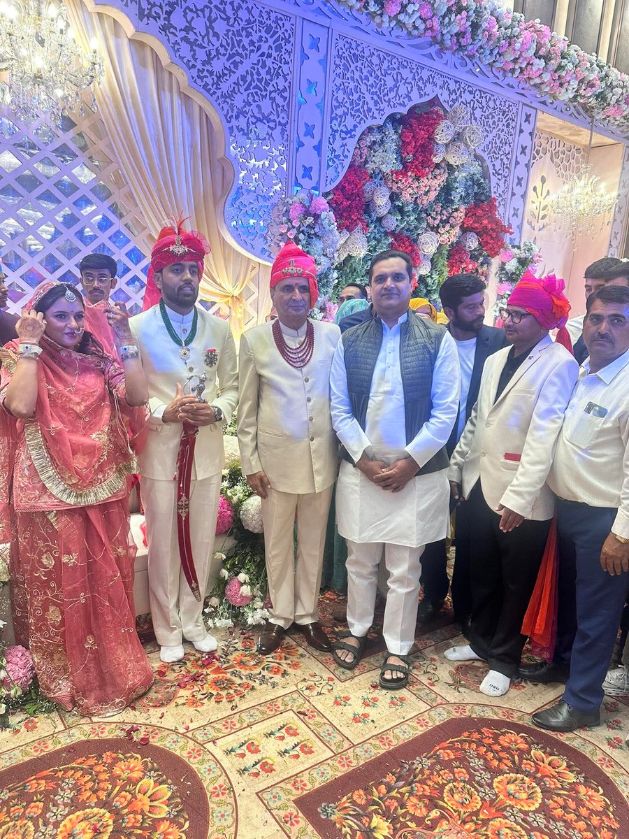 आज लोकप्रिय नेता माननीय <a href="/HiraDevasiINC/">Hira Devasi</a> जी ने जयपुर में राजस्थान सरकार में पूर्व मंत्री श्री Dharmendra Singh Rathore जी के सुपुत्र चि. गिरीश के सगाई समारोह में सपत्नीक शामिल होकर शुभकामनाएँ दीं।