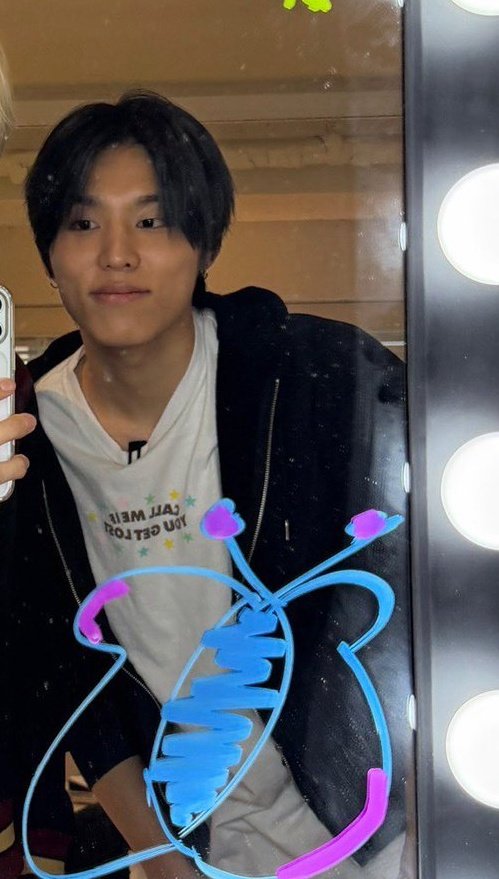 haruwoomfs's tweet photo. Dia nih mau lowkey gitu kalik yaa, jadi konsep nya, sebutin siapa pacar kamu tanpa sebutin namanya 

Jadi dia milih kaos yang sampe di jadiin tatto itu "call me if u get lost" https://t.co/aOR6eBcKlt