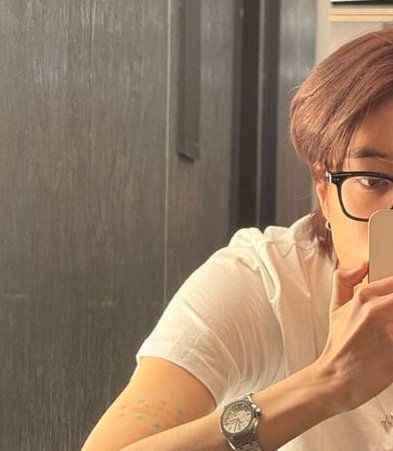 haruwoomfs's tweet photo. Dia nih mau lowkey gitu kalik yaa, jadi konsep nya, sebutin siapa pacar kamu tanpa sebutin namanya 

Jadi dia milih kaos yang sampe di jadiin tatto itu "call me if u get lost" https://t.co/aOR6eBcKlt