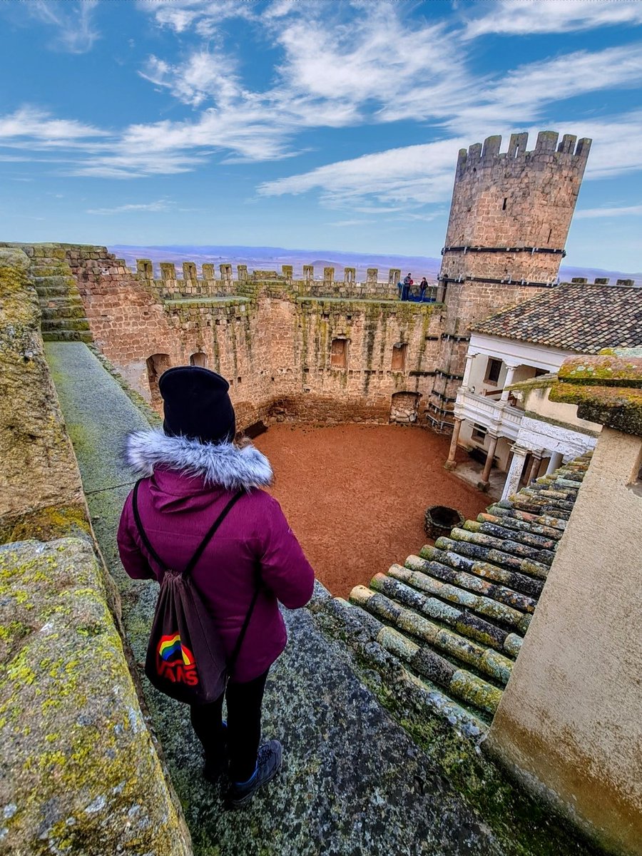 Soriaestademoda's tweet photo. ¡El castillo palacio de Monteagudo de las Vicarías es el lugar ideal para contemplar el pueblo desde las alturas!

#monteagudodelasvicarías #soria #soriaestademoda #turismo #patrimonio @CyLEsVida https://t.co/fAEeKBIy9R