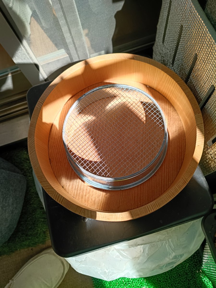 satoru36veget's tweet image. 2026/…3/12
Amazonセールでお安くなってたのでMサイズ買ってみたら思ったよりデカすぎて、Sサイズも買いました。Mサイズは用土の収納用に...
Sサイズで一次発酵、非常用トイレで二次発酵させようと思います。
※雌のイチョウの木の臭い桶の再就職先が見つかりました。
#本日の堆肥 
#Andall