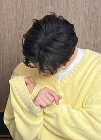 소매를 왜 까보는거얔ㅋㅋㅋㅋㅋㅋㅋㅋㅋ