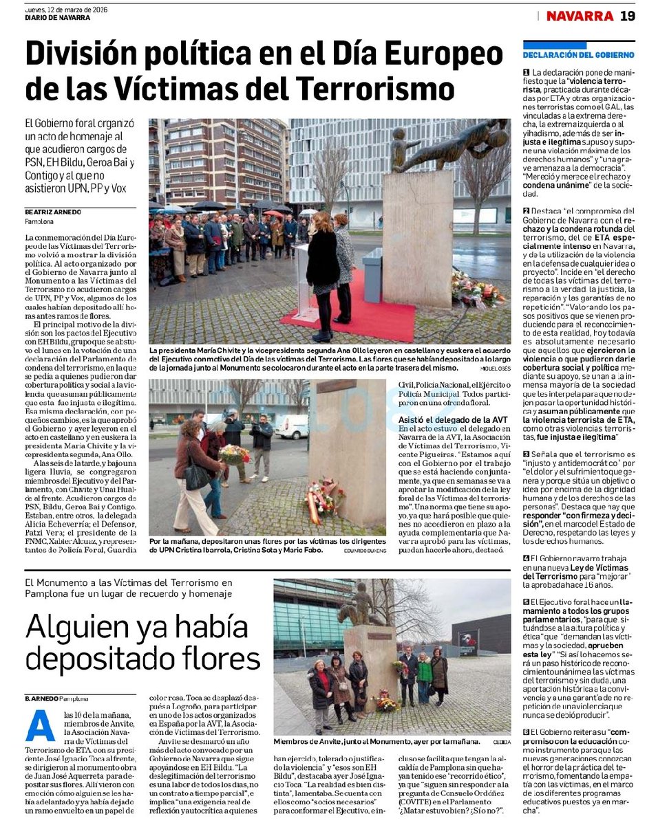 Un año más el Gobierno de Navarra, con Chivite a la cabeza, montan su show con alfombra roja incluida.
Vergonzoso que para poner el "escenario" y hacerse la fotico, retirasen las flores (como se ve en la foto) que habían depositado anteriormente ANVITE y otras personas. 🧵