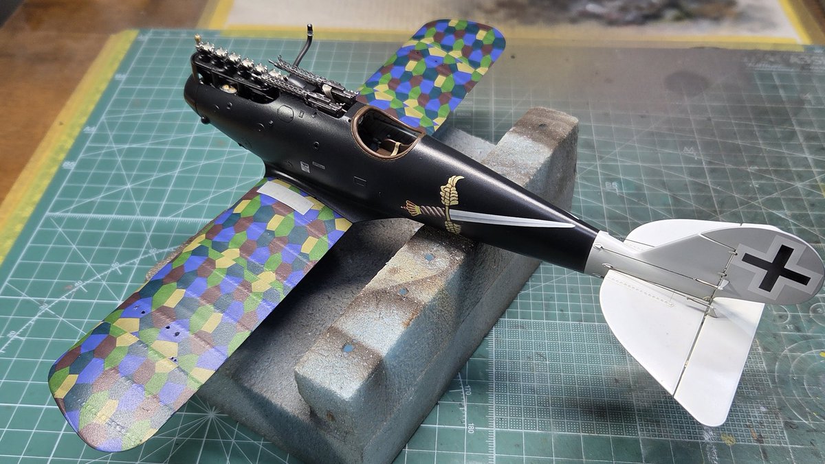 WINGNUT WINGS  1/32
Pfalz D.Ⅲa

下翼の取り付けが完了
尾翼のリンケージも済んで
作業は順調に進んでおります。
先は長いですが...