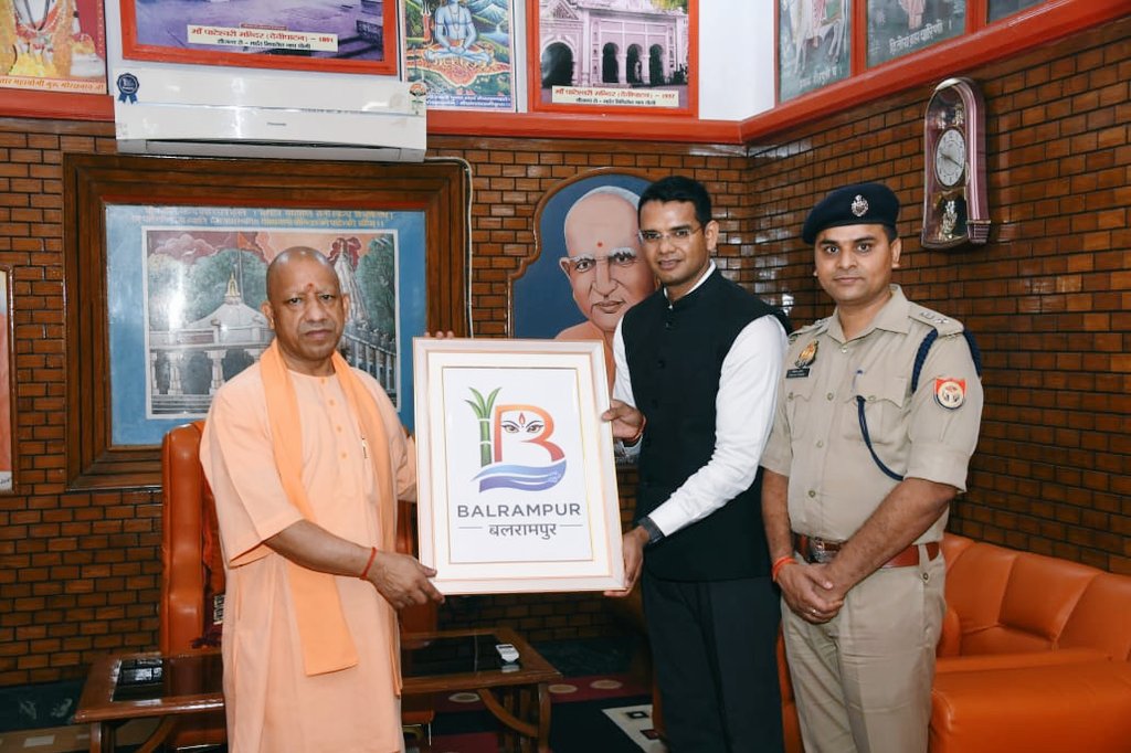 मा० मुख्यमंत्री, उत्तर प्रदेश शासन श्री योगी आदित्यनाथ जी द्वारा जनपद के भ्रमण कार्यक्रम के दौरान जनपद बलरामपुर का नया आधिकारिक लोगो भेंट किया गया।

यह लोगो बलरामपुर की आस्था, कृषि समृद्धि, राप्ती नदी की जीवनधारा और सोहेलवा अभयारण्य की जैव विविधता का प्रतीक है।
<a href="/CMOfficeUP/">CM Office, GoUP</a>