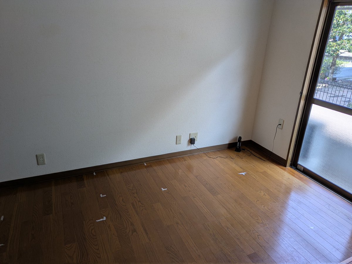 一人暮らしで買いたい目星つけた家具を実際に置くとどうなるのか引っ越し先に行って寸法はかったりシミュレーションしてみた
L字デスク買いたいけど思ったより部屋を圧迫する