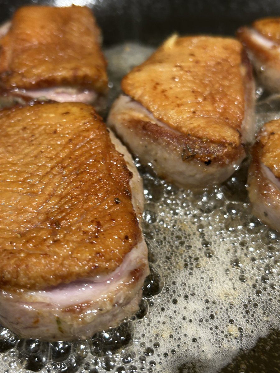crescente_tokyo's tweet photo. 東南アジアのタイ産の鴨胸肉（チェリバレー種）
小型の鴨で臭みは少なく繊細な味わい　
肉質はものっすごく柔らかくて非常に美味しくて食べやすいです。
ヨーロッパで猛威を振るっている鳥インフルエンザの営影響で最近よく使います。
本日木曜日はまだまだお席ございます。
ご来店お待ちしております https://t.co/ZfstmlefJT