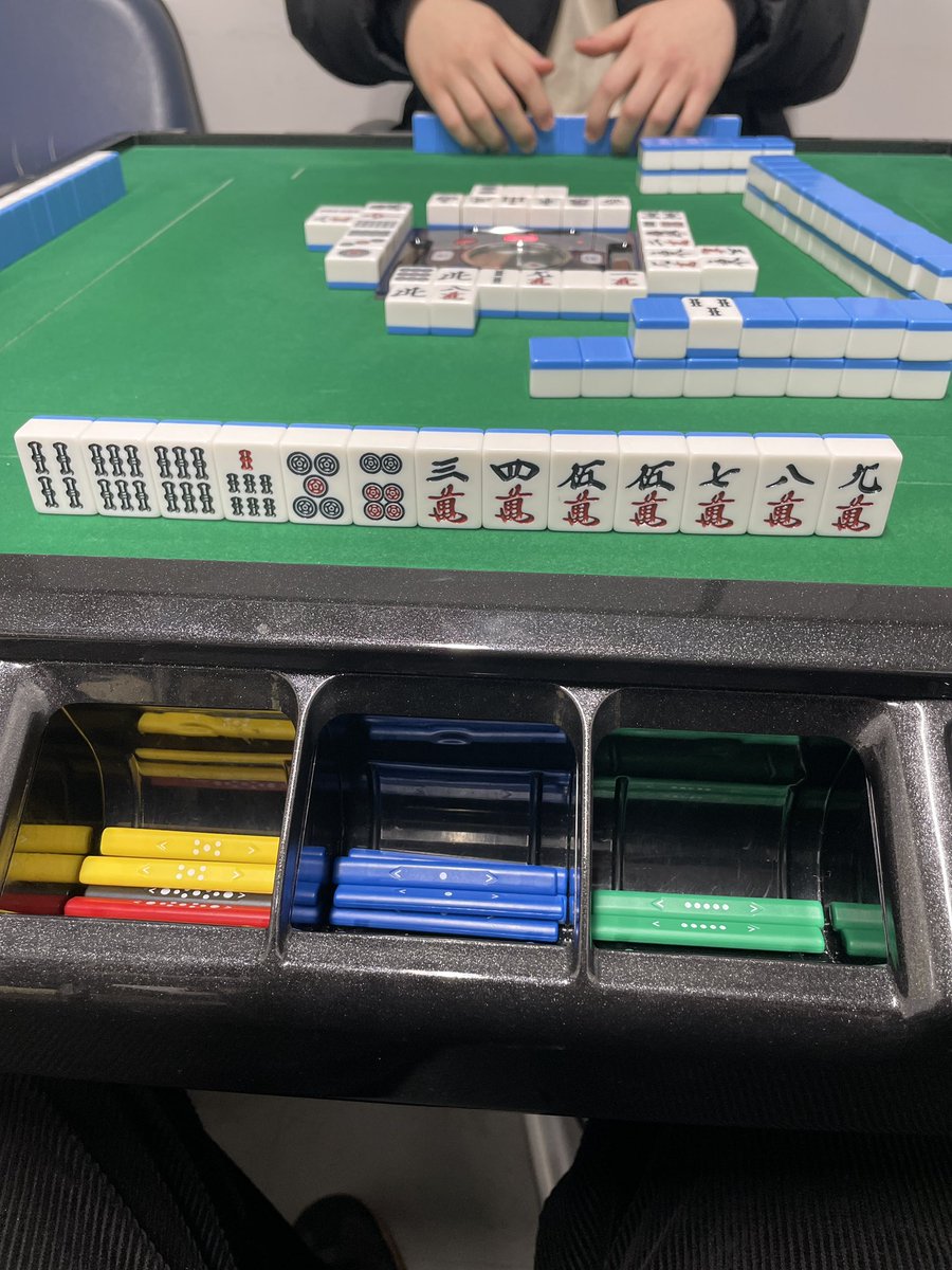 tdu_mahjong's tweet photo. 本日は今年度の優勝者を決める電大最強戦を行いました！
優勝者は新三年生の部員でした！中の人も参加しましたが予選で負けてしまいました……
最強戦には1年生も勿論出れますので皆さんにチャンスがあります！！
4月に行われる勧誘会で皆さんと会えること楽しみしています！！
 #春から電大  #麻雀 https://t.co/qAfZWR9Lf4