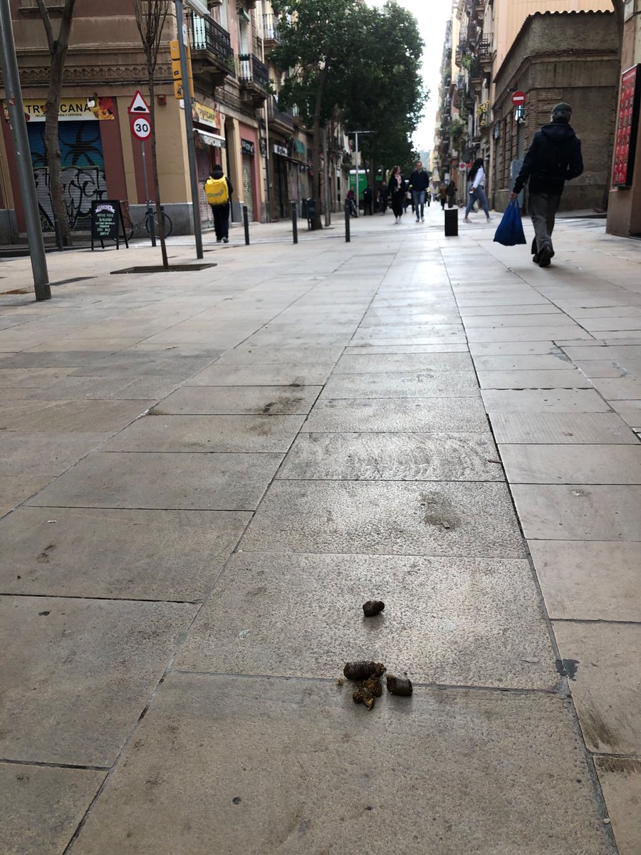 paolodsv's tweet photo. Poble Sec avui 12 març 2026, Carrer Blai. "Pla endreça", "ordenança civisme"... on són les multes? @jmartigalbis @JuntsXCat @bcn_ajuntament https://t.co/EXTPpE0bHi