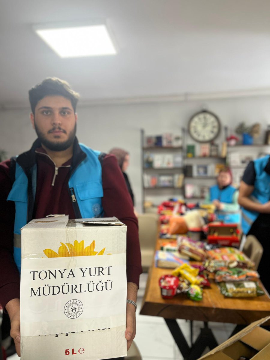TrabzonKYGM's tweet photo. Tonya Yurdu öğrencileri, “Bir Tutam İyilik” projesi kapsamında ihtiyaç sahibi ailelere ulaşarak dayanışmanın ve paylaşmanın en güzel örneklerinden birini sergiledi. 🌙✨

İyilik paylaşıldıkça çoğalıyor. 🤍 

@OA_BAK 
@gencliksporbak 
@GSB_KYGM 
@lokmanaricioglu https://t.co/r8oznIz1fc