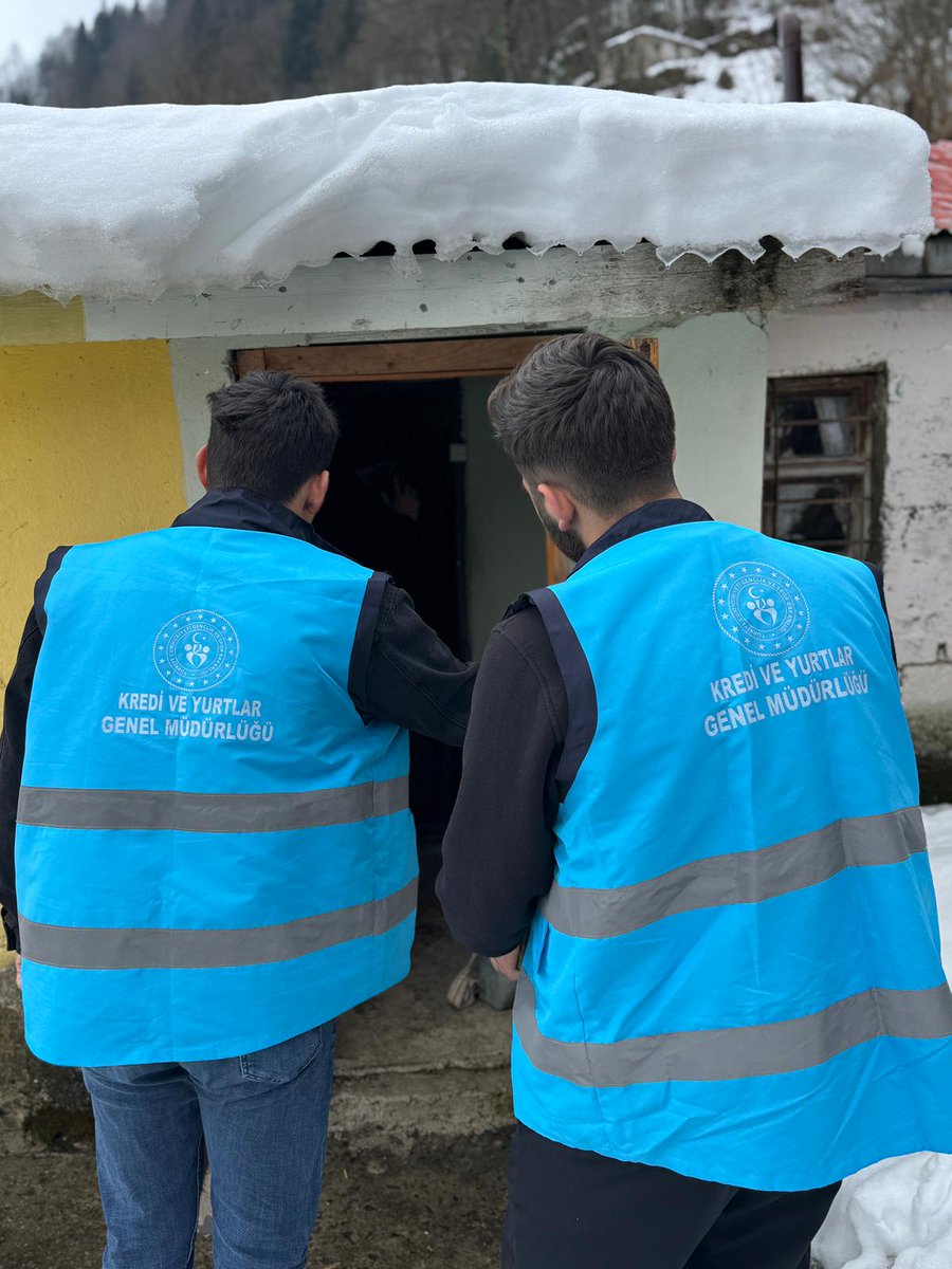 TrabzonKYGM's tweet photo. Tonya Yurdu öğrencileri, “Bir Tutam İyilik” projesi kapsamında ihtiyaç sahibi ailelere ulaşarak dayanışmanın ve paylaşmanın en güzel örneklerinden birini sergiledi. 🌙✨

İyilik paylaşıldıkça çoğalıyor. 🤍 

@OA_BAK 
@gencliksporbak 
@GSB_KYGM 
@lokmanaricioglu https://t.co/r8oznIz1fc
