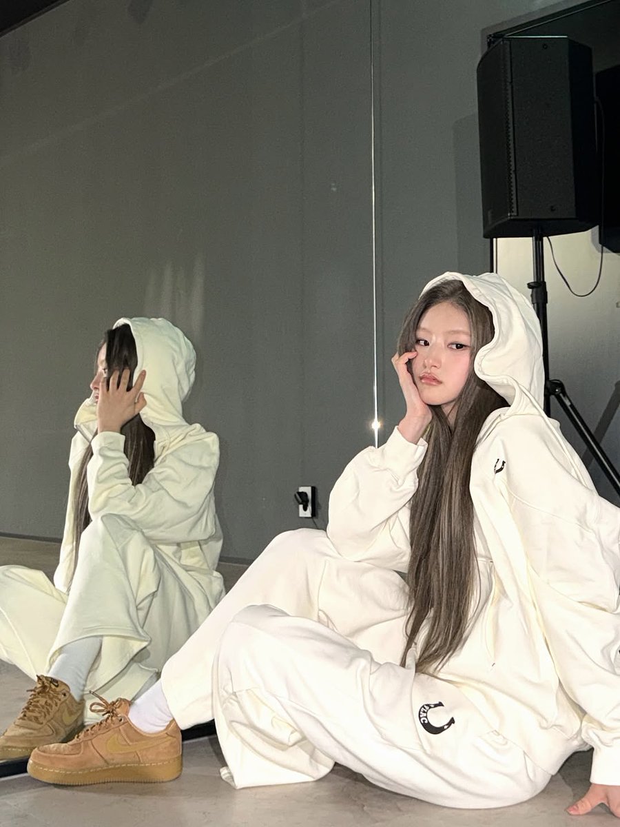hanabooklet's tweet photo. [📸 kissoflife_s2] 260312 #บันทึกของฮานา

instagram updates

🦊 : 👯‍♀️💋

#하늘 #HANEUL #ฮานึล 
#KISSOFLIFE #키스오브라이프
#플랙 #플랙우먼 #musinsa #무신사 #plac https://t.co/D7xtbCVSHe
