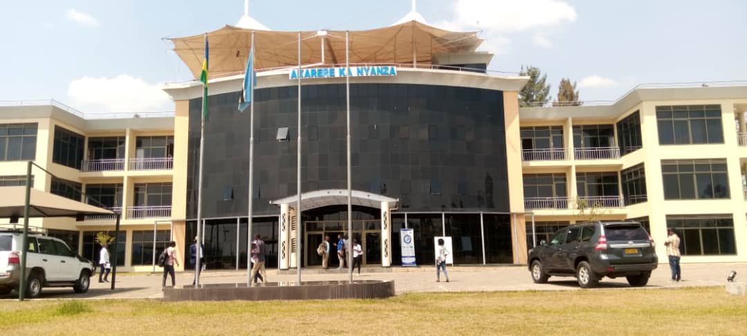 flashfmrw's tweet photo. Ubushinjacyaha bw'u Rwanda bwumvikanye na Umukunzi Jeannine warezwe kwica umujyanama w'ubuzima witwa Drocella wari utuye ahazwi nko kuri mirongo ine (40) mu murenge wa Busasamana mu karere @NyanzaDistrict .
Impande zombi zumvikanye ko Umukunzi Jeannine azafungwa Imyaka itatu https://t.co/wbtFNPAnD4