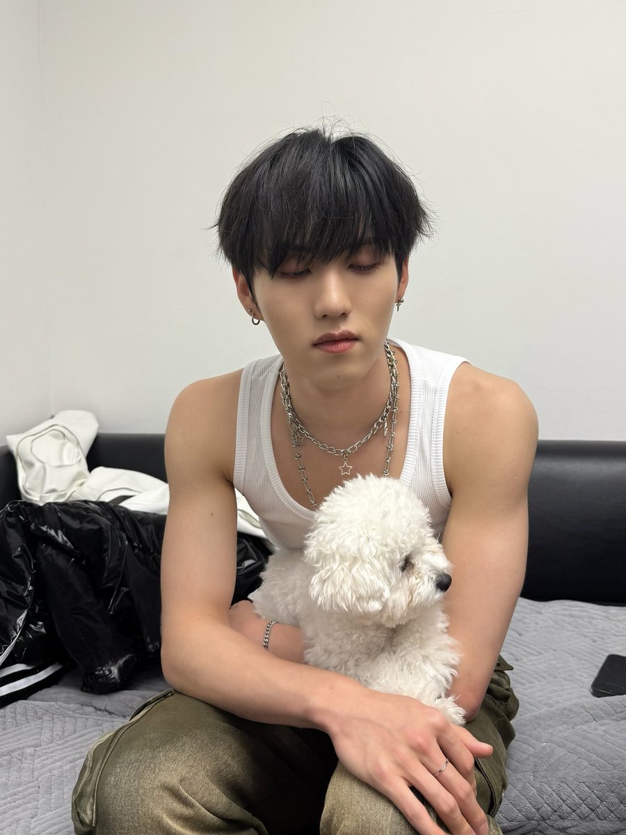 왕왕왕왕 예왕아 생일축하한단다~~
제니스랑 재밌는 시간 보내구 있었니이
부럽구나... 지금보다 더 건강하고 행복하게 지내보쟈 서로 많이 도우면서!! 힘든 일 있으면 나한테 꼭 말하구 먼저 얘기 많이 해줘라~~ 생일축하하고 힘내봅시다용☺️

#EPEX #이펙스 #BAEKSEUNG #백승