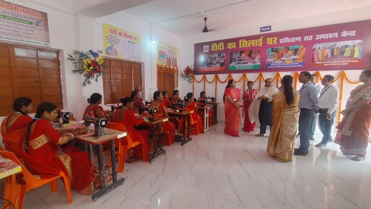 brlps_jeevika's tweet photo. आज दिनांक 12 मार्च 2026 को जीविका की अपर मुख्य कार्यपालक पदाधिकारी श्रीमती अभिलाषा शर्मा ने कटिहार जिले के प्राणपुर प्रखंड में संचालित जीविका दीदी के सिलाई घर का भ्रमण एवं निरीक्षण किया। इस दौरान उन्होंने वहाँ कार्यरत जीविका दीदियों से संवाद किया तथा उनके कार्यों की सराहना की।
इस पहल के तहत कटिहार जिले के प्राणपुर प्रखंड की लगभग 30 से 35 प्रशिक्षित जीविका दीदियाँ सामूहिक रूप से सिलाई कार्य करेंगी। ये दीदियाँ आंगनवाड़ी केंद्रों में पढ़ाई कर रहे बच्चों के लिए कपड़ों की सिलाई का कार्य करेंगी।
यह पहल महिलाओं को आत्मनिर्भर बनाने के साथ-साथ स्थानीय स्तर पर रोजगार के अवसर प्रदान करेगी, जिससे दीदियों की आय में वृद्धि होगी और सामुदायिक विकास को नई दिशा मिलेगी।
.
.
#jeevika 
#BiharRuralLivelihoods
#MahilaSashaktikaran
#AatmanirbharMahila
#Katihar
#Pranpur
#StichingUnit 
#RuralDevelopment
#SelfHelpGroup
#WomenEmpowerment 
@MoRD_GoI 
@BiharRDD 
@IPRDBihar 
@DM_Katihar