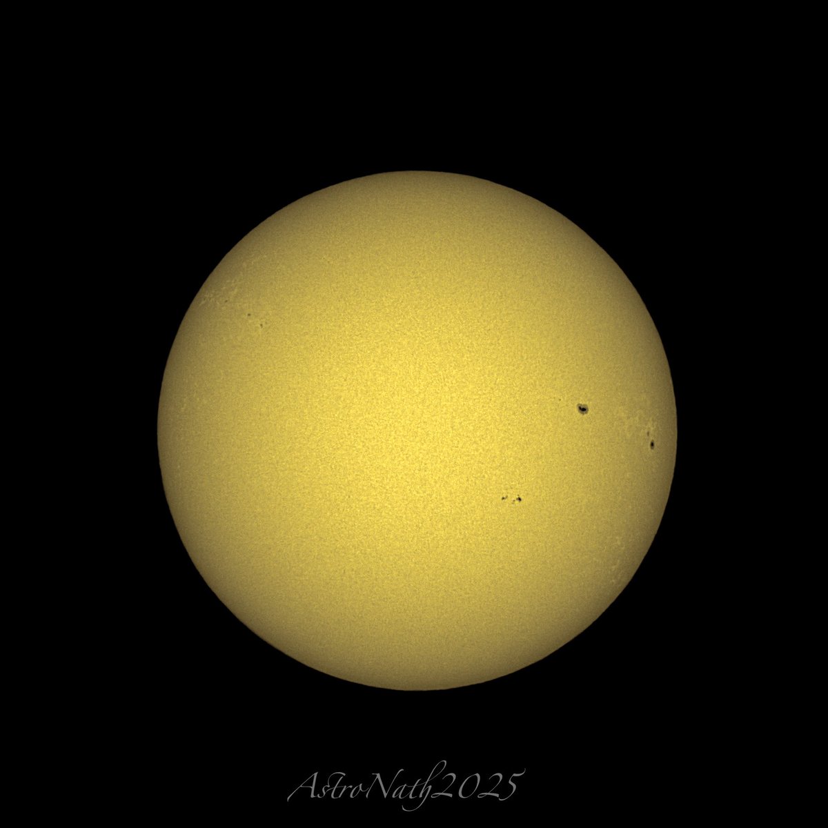Our star, the Sun, through my little telescope Vespera Pro (of Vaonis)
You can see the sun surface here.
In the sunspots you can put 3 or 4 Earths (and more) 
🌞 🔭 
#sun #soleil #astrophotography #vesperapro #vesperacommunity #astrophotographer #vaonis 
<a href="/inherin/">인혜린</a> ￼￼ ☀️