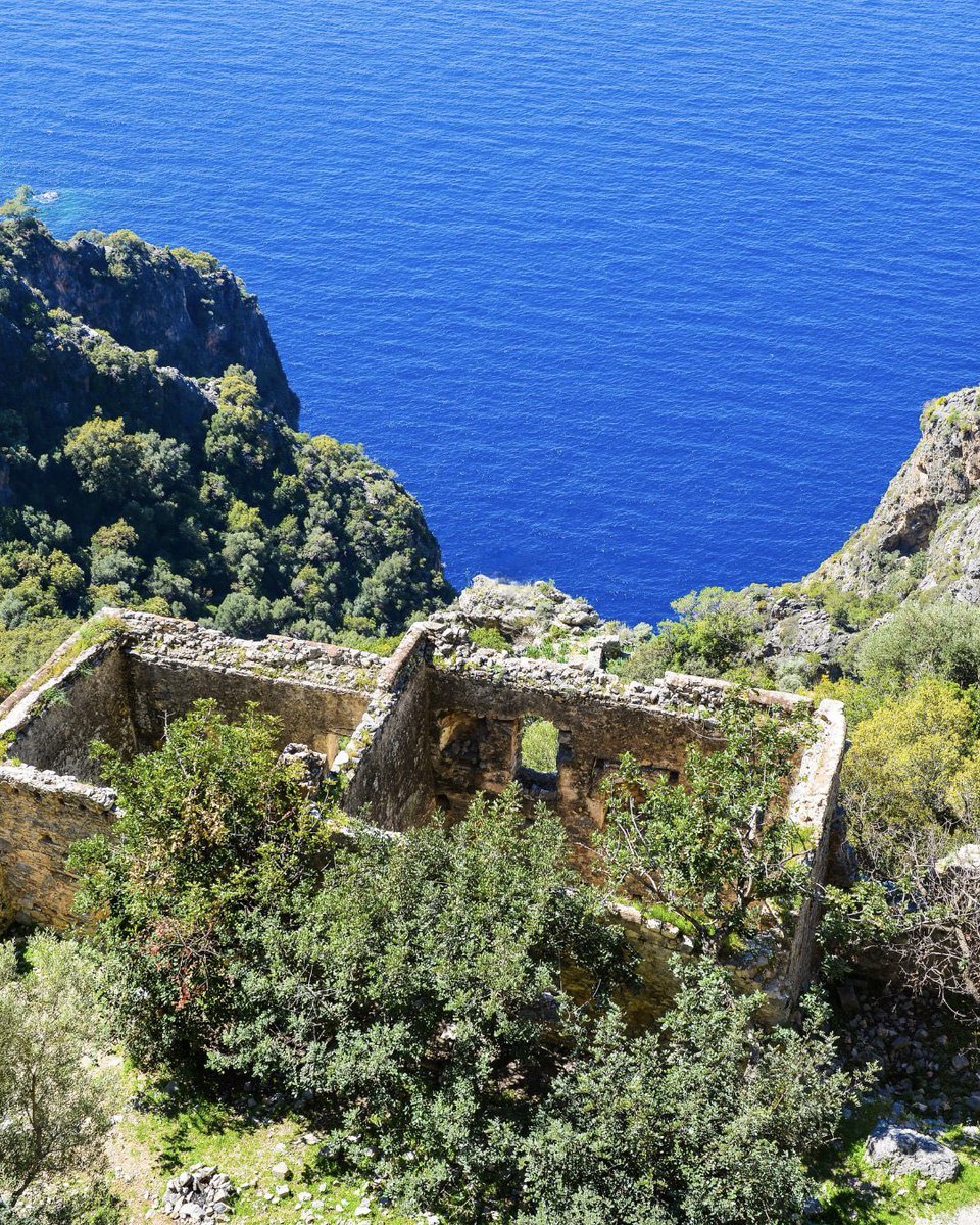Fethiye yakınlarında, sarp bir kayalığın üzerinde yükselen Afkule Manastırı, Türkiye’nin en etkileyici ve en ulaşılması zor manastırlarından biri olarak biliniyor.
Günümüzde ise manastıra ulaşmak için kısa ama biraz zorlu bir yürüyüş yapmak gerekiyor. 
KolayYolculuk.com