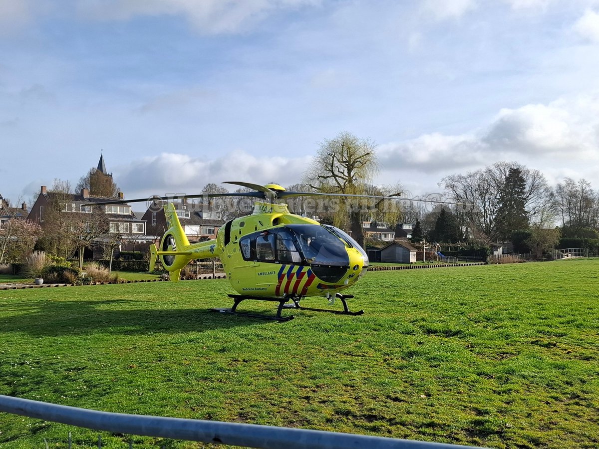 HulpverlenerGV's tweet photo. De traumahelikopter is vanochtend korte tijd geland aan de Stadswijksingel #Eemnes voor een medische noodsituatie elders in de wijk https://t.co/A6lotOJ4ww