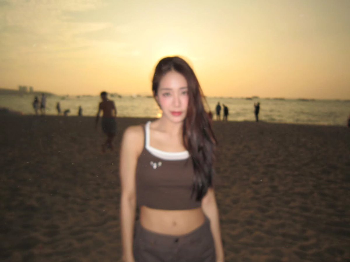 tiyapics's tweet photo. มายด์ 4eve ทำดี ๆ ค่ะ เดี๋ยวงานหน้าไม่มีแฟนคลับไปหาเพราะเสียชีวิตจากการโพสต์รูปของคุณกันหมดแล้ว ชีแรงไปปะ ชั้นรักพี่มายดกับทะเลมาก  ๆ ฮอตปรอทแตก😭🫠 https://t.co/tnsHY8O9GF