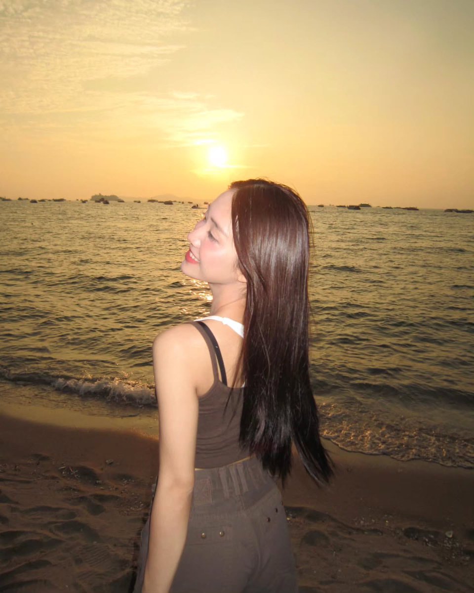 tiyapics's tweet photo. มายด์ 4eve ทำดี ๆ ค่ะ เดี๋ยวงานหน้าไม่มีแฟนคลับไปหาเพราะเสียชีวิตจากการโพสต์รูปของคุณกันหมดแล้ว ชีแรงไปปะ ชั้นรักพี่มายดกับทะเลมาก  ๆ ฮอตปรอทแตก😭🫠 https://t.co/tnsHY8O9GF