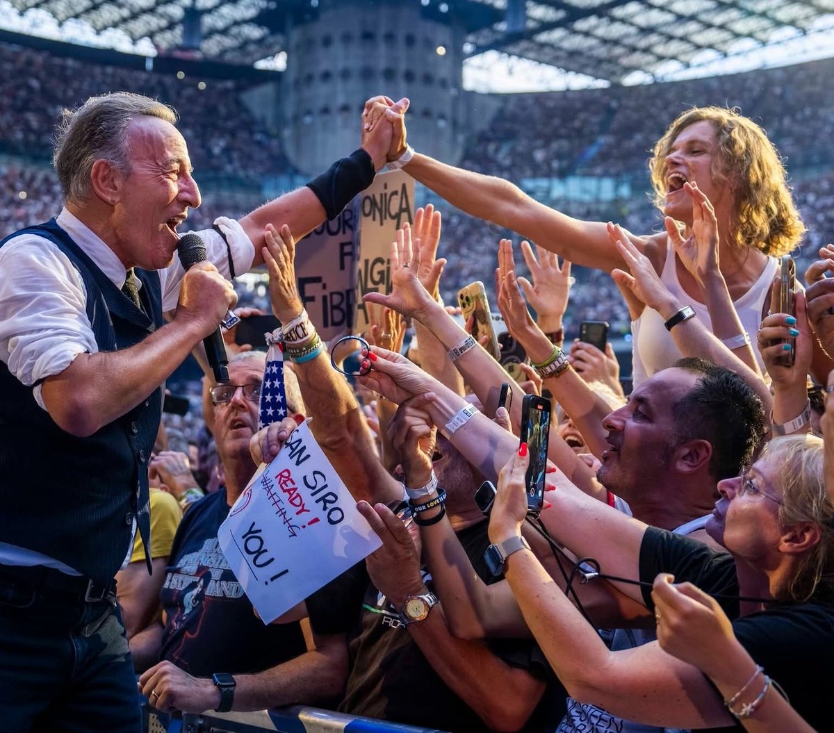 VLafora's tweet image. Thank you Paul. Enjoy your #SpringsteenThursday. 
Come on! 
📷 By Rob DeMartin
Milan June 30, 2025