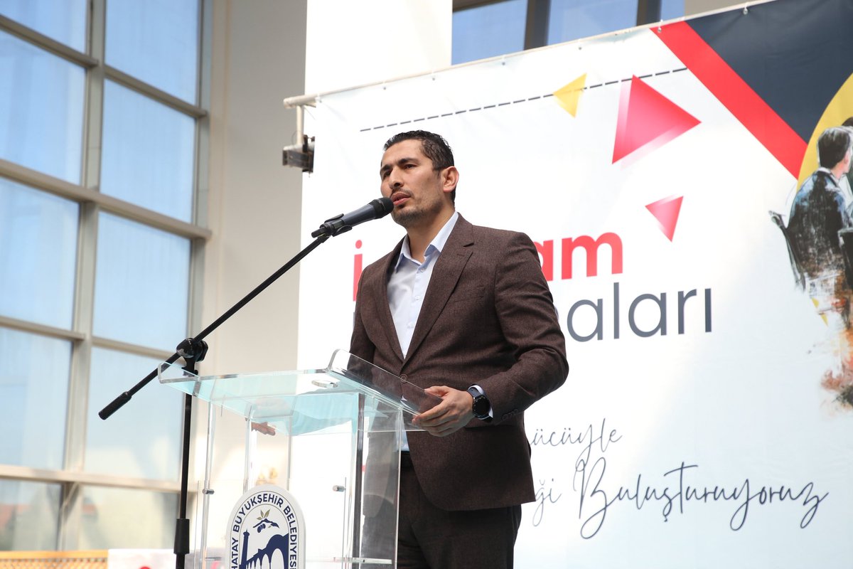 ugurkandemir34's tweet photo. Hatay Büyükşehir Belediyemiz koordinasyonunda; Türk Kızılay Toplum Merkezi, İskenderun Teknik Üniversitesi ve İŞKUR iş birliğiyle düzenlenen İstihdam Buluşmalarında öğrencilerimizi, iş arayan vatandaşlarımızı ve sektör temsilcilerini bir araya getirdik.

Kariyer söyleşileri ve sektör buluşmalarıyla gençlerimizin kariyer yolculuğuna katkı sağlarken, iş arayan hemşehrilerimizin yeni fırsatlarla buluşmasına vesile olduk.

Katkı sunan tüm kurumlarımıza, yoğun ilgi gösteren hemşehrilerimize ve gençlerimize teşekkür ediyoruz.

#hatay #istihdam #kariyer #HAKİM #büyükşehir
