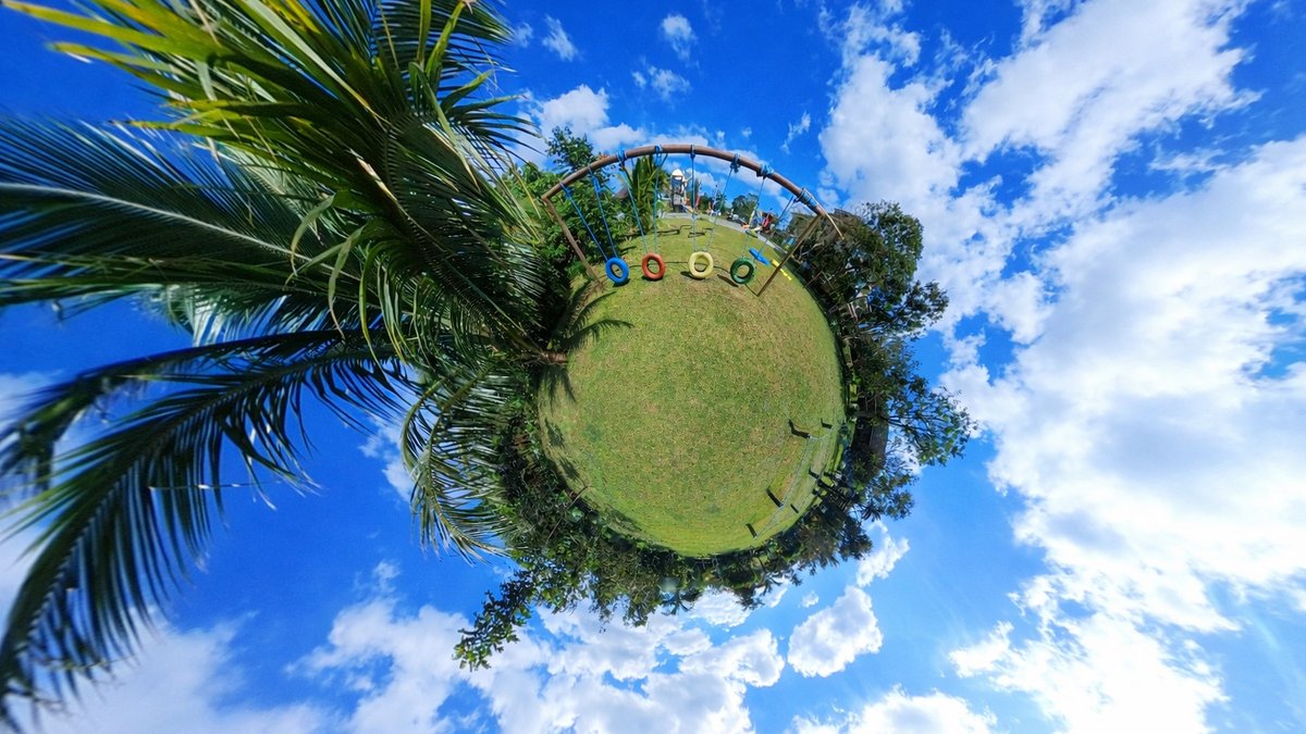 josereyalo's tweet photo. Normal park. Then the panorama bent reality and turned it into a #tinyplanet. 🌎✨
#DailyPictureTheme #Distorted #PanoPhotos #360Photography https://t.co/9jkRfqISP9