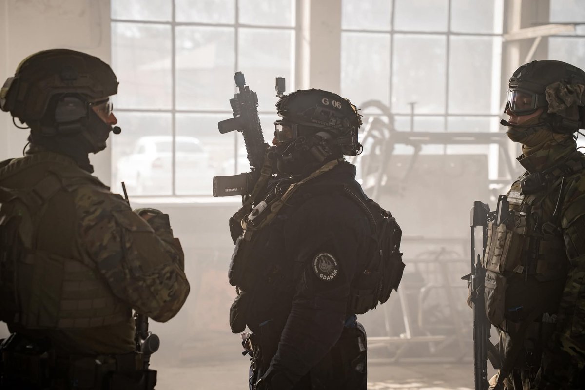 TheGreyPatriot_'s tweet photo. 🇵🇱 Today's training of Operational-Intervention Group of Gdańsk Railway Guard Unit (GOI SOK) at medical workshop at Maritime Border Guard Unit.
#Poland #Polska #Police #Security #Training #Tactical #RailwayGuard #SOK #Combat #GOI #Gdansk #Today #Security #TCCC #TECC https://t.co/XQ0YwugFlP