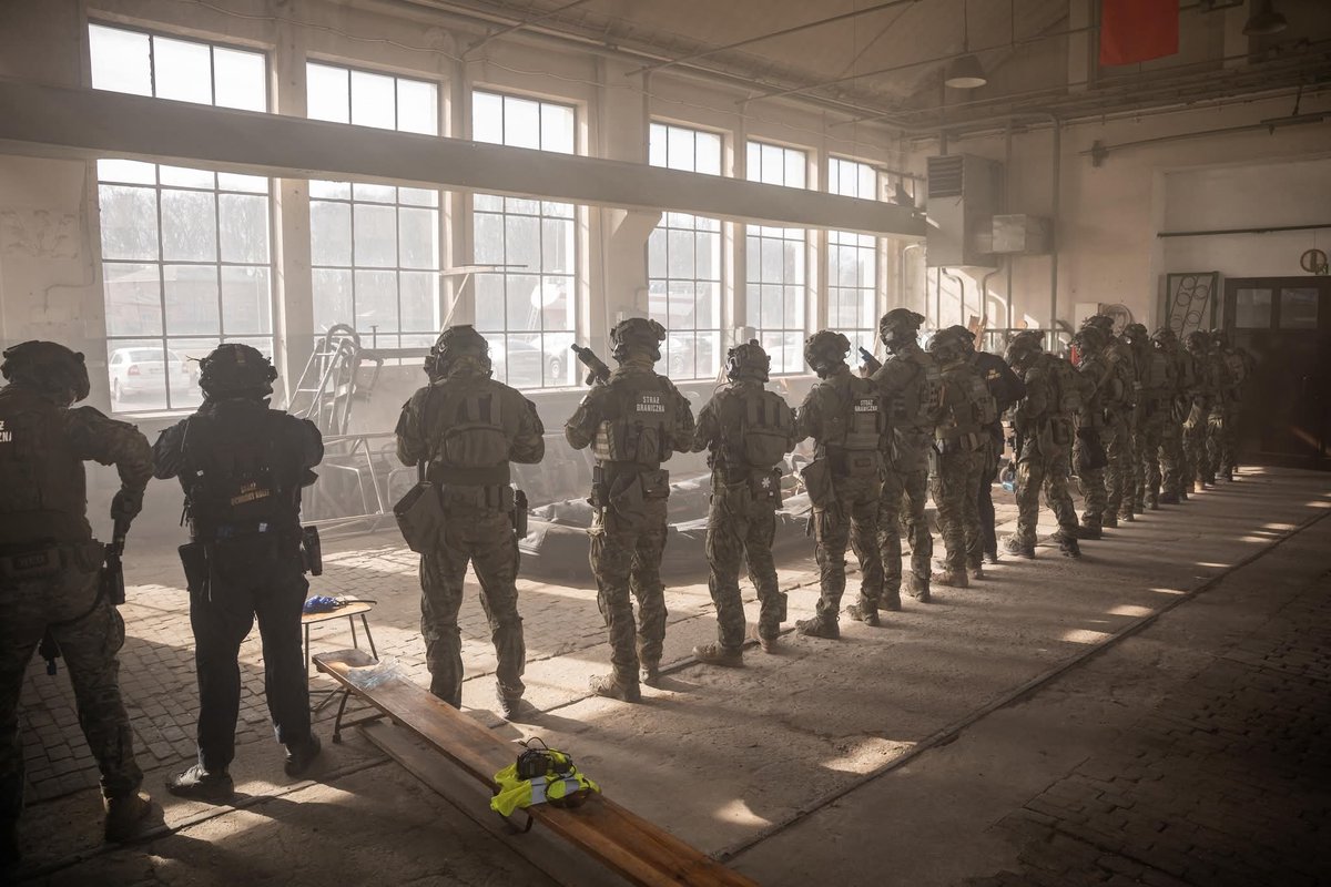 TheGreyPatriot_'s tweet photo. 🇵🇱 Today's training of Operational-Intervention Group of Gdańsk Railway Guard Unit (GOI SOK) at medical workshop at Maritime Border Guard Unit.
#Poland #Polska #Police #Security #Training #Tactical #RailwayGuard #SOK #Combat #GOI #Gdansk #Today #Security #TCCC #TECC https://t.co/XQ0YwugFlP