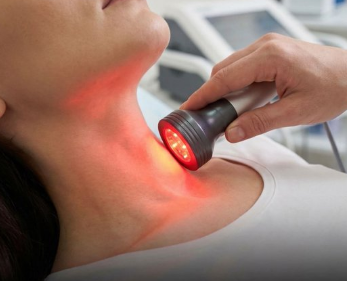 Özellikle kadınlar arasında çok yaygın olan ve daha ziyade Hashimoto Hastalığı olarak bilinen kronik otoimmün tiroidit, ömür boyu ilaç tedavisi gerektiren bir hastalık olarak kabul ediliyordu.
Son senelerde, düşük seviyeli lazer terapisi (LLLT) veya fotobiyomodülasyon ile