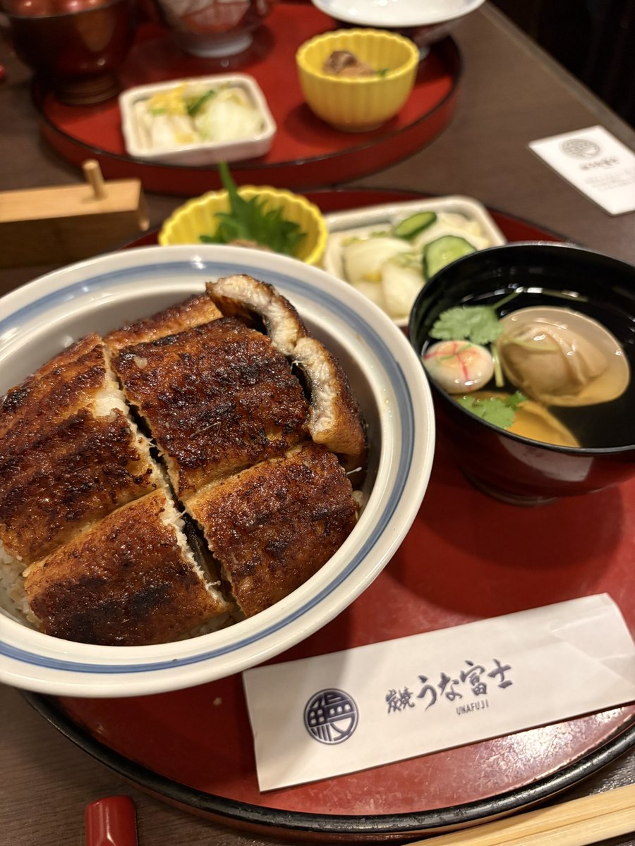 💗

昨日は仕事サボって うな富士本店行った✨️
近場なのにいつも うな和だったから初💓
葵？って鰻らしい🥸
フワフワ～で美味しかった( ᵒ̴̶̷̤◦ᵒ̴̶̷̤ )

これで今日明日仕事頑張れそう(  ˙꒳​˙  )

明日から暖かいん？
今日も寒すぎるけど⛄️
皆～風邪には気をつけて頑張ろぅ💫

眠すぎ😪