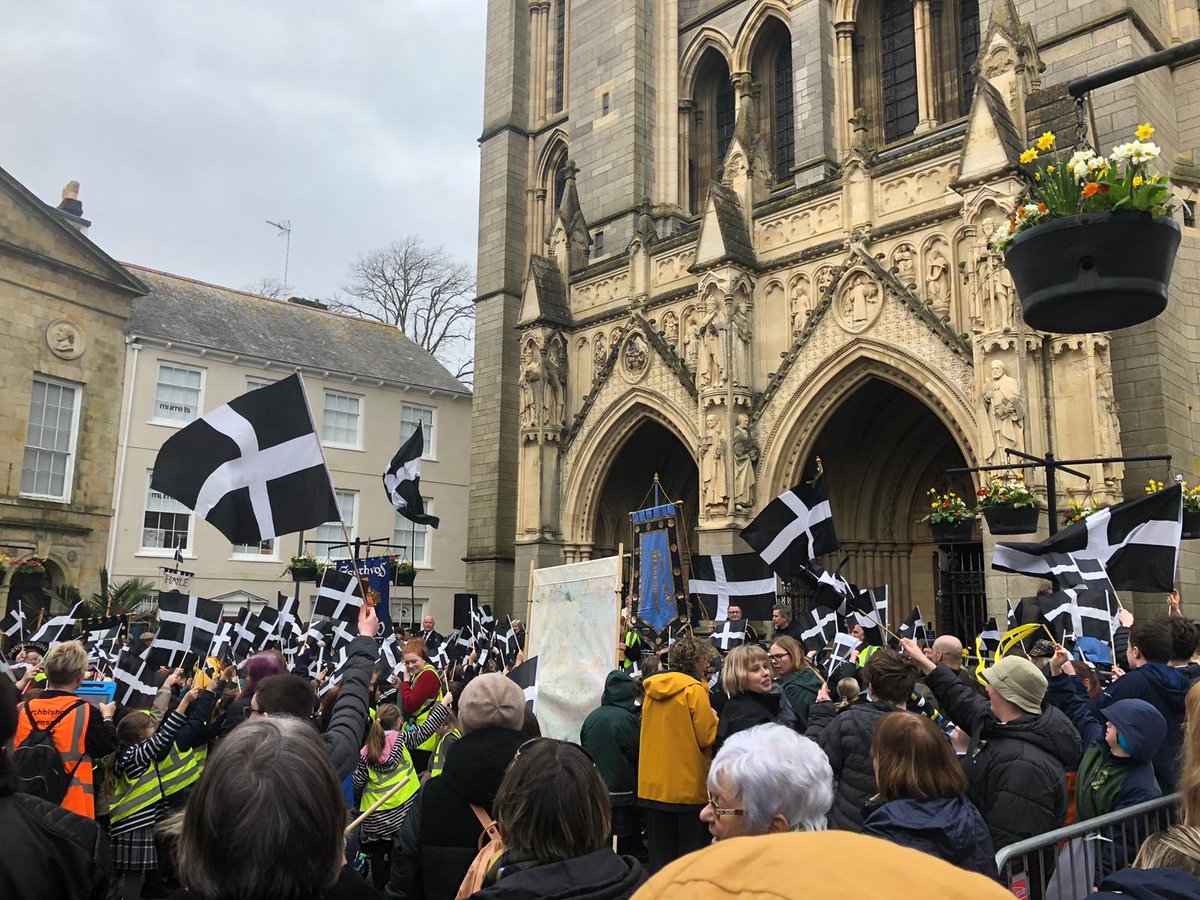 JoventInter's tweet photo. ⚫️ El 5 de març, des del Jovent República vam celebrar la Diada Nacional de Cornualles amb Kernow Rydh i enviem una abraçada al poble cornuallès.

Pobles amb llengua, cultura i identitat pròpia que lluiten per la seva autonomia. Seguim teixint aliances entre pobles oprimits ✊❤️‍🔥 https://t.co/bmyZ1W324S