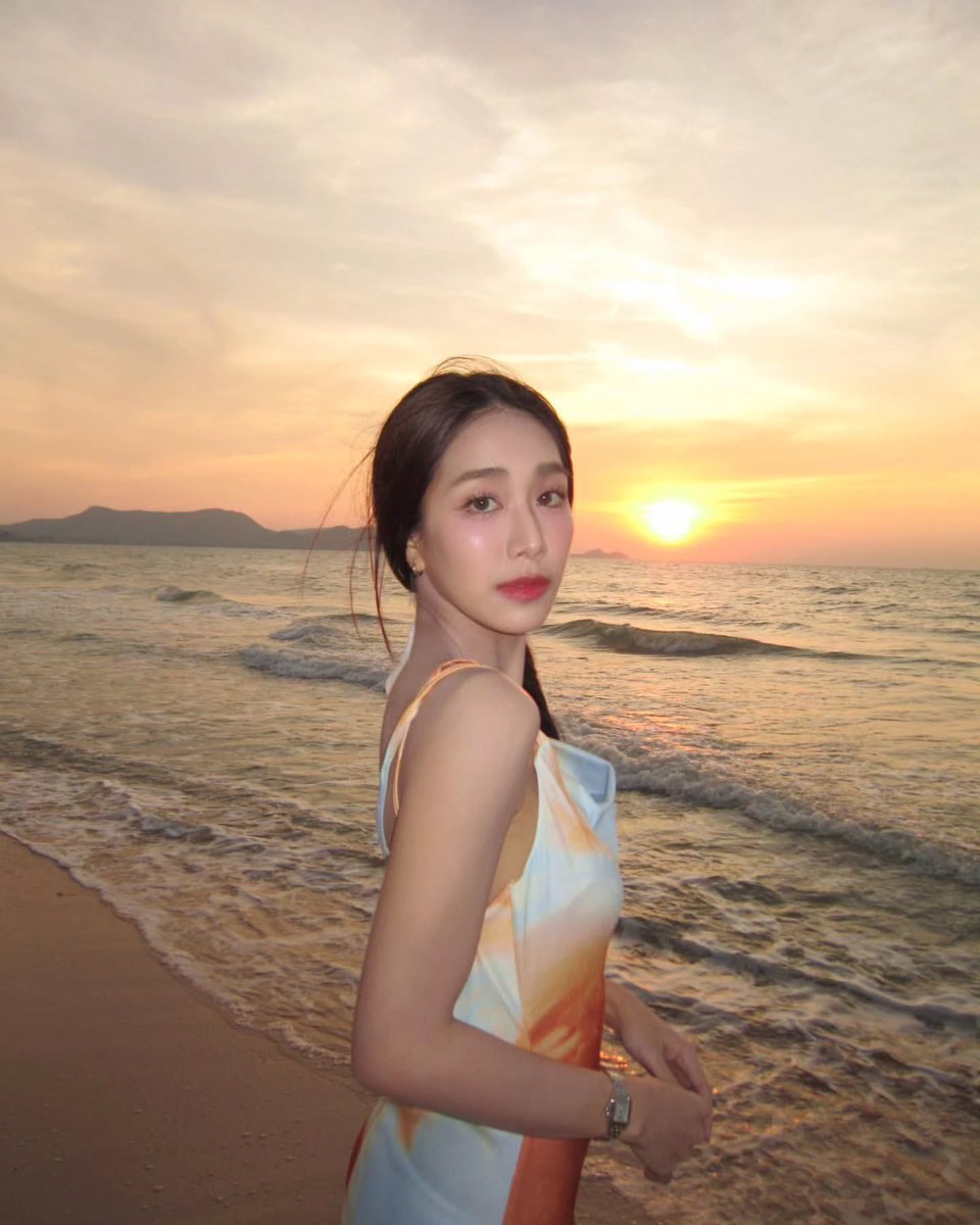 tiyapics's tweet photo. ผู้หญิงที่อยู่กับทะเลตอนพระอาทิตย์ตกแล้วสวยที่สุด🥺 https://t.co/FDrmxFZuJM