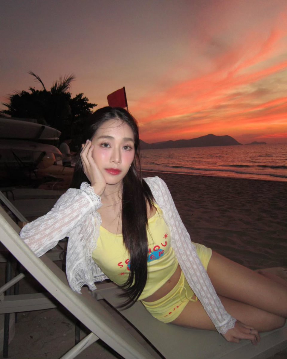 tiyapics's tweet photo. ผู้หญิงที่อยู่กับทะเลตอนพระอาทิตย์ตกแล้วสวยที่สุด🥺 https://t.co/FDrmxFZuJM