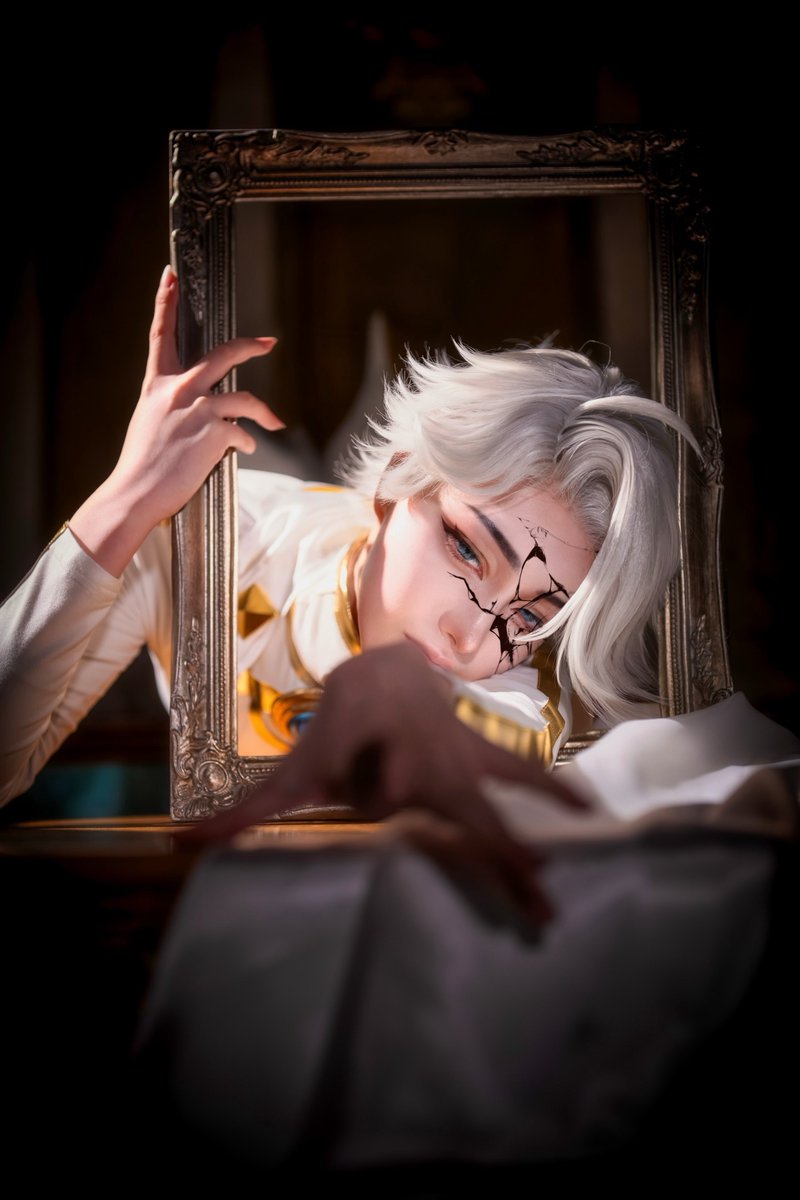 “From the frame that serves as my tomb, I breathe once more.”
TBHX / Cosplay