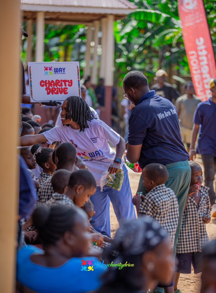 WeAreYouthsUg's tweet photo. We celebrated Women’s day with our charity series #WAYCharitydrive in Kyanagolo. It was a special moment as young people donated time and resources to paint smiles with differently abled young people at Wellspring home for children with disabilities.
#WAYSlumtour #Nakazadde https://t.co/AofdvlID9o