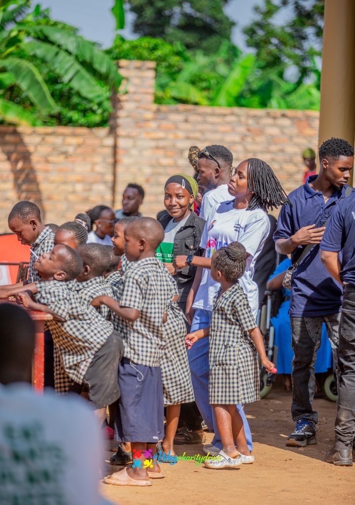 WeAreYouthsUg's tweet photo. We celebrated Women’s day with our charity series #WAYCharitydrive in Kyanagolo. It was a special moment as young people donated time and resources to paint smiles with differently abled young people at Wellspring home for children with disabilities.
#WAYSlumtour #Nakazadde https://t.co/AofdvlID9o